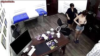 em gái xinh đi khám vú