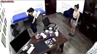 em gái xinh đi khám vú