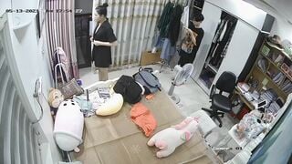 Hack camera 2 chị em thay đồ
