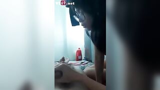 Bé kính cận không cho đụ mà bắt anh quay tay để em nuốt tinh