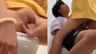 Hai Em Học SInh Lồn Mới Mọc Lông Đã Dắt Nhau Vô Wc Trường Địt Ầm Ầm