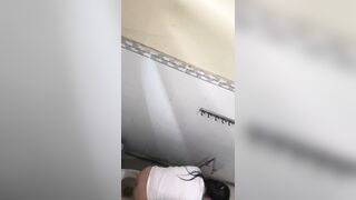 quay lén chị gái đi đái