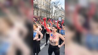 Chị em tụ tập biểu tình trên đường phố