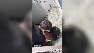 Mẹ dặn còn nhỏ nên không được cho con trai hôn môi