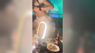 Tưởng tượng cái chai này là con cặc thì sướng cỡ nào trời