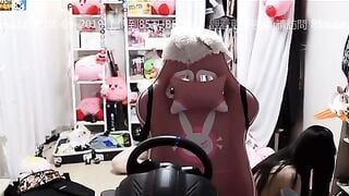 Nữ Streamer xinh đẹp lộ clip