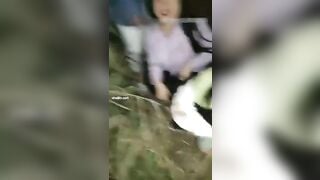 Mới lớn tập tành địt tập thể ngoài bãi đắt trống