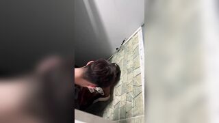 Cặp đôi học sinh cấp 3 nào đó chịch trong WC bị thằng bạn theo quay lén
