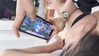 Cho em gái mượn điện thoại chơi liên quân , điều kiện là buscu
