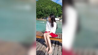 Cho đứa cháu đi chơi, thằng cậu chở thẳng vào nhà trọ cho đứa cháu tập uống sữa
