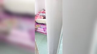 Quay lén nhỏ em gái thủ dâm xong vào chịch nó luôn full mô tả