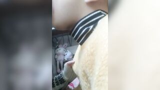 Chị gái đưa em trai vào đời