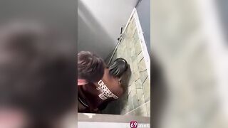 Học sinh chịch nhau trong nhà vệ sinh bị quay lén