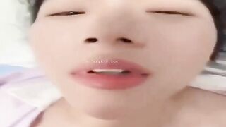 Cô gái xinh đẹp đeo kính cận đang tình dục với người bạn trai cực sung