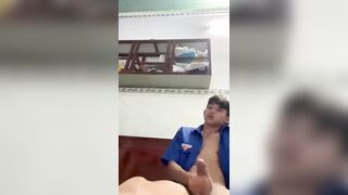 Sục cùng anh áo đoàn nào