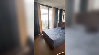 Địt tớp tấp em gái xinh khi đi dạo phố