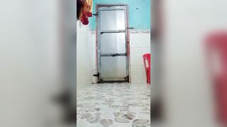 Em gái mới tập show lồn hồng