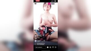 Học sinh Thái Lan nhảy nhót cởi đồ trên live