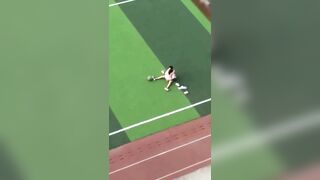 Học sinh public sân bóng như trốn không người