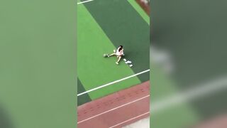 Học sinh public sân bóng như trốn không người