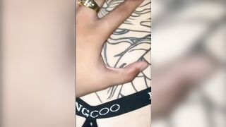 Em xinh xăm kín lưng nhưng thân hình nóng bỏng