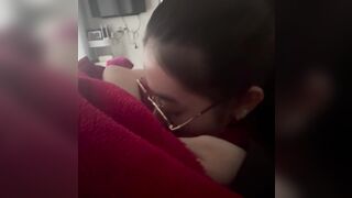 Đang chơi game thì bị bà chị lôi cu ra bú, sẵn điện thoại quay phim lại luôn
