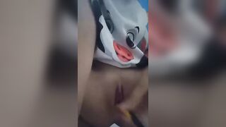 Em gái mới lớn tập thủ dâm bằng bàn chải đánh răng