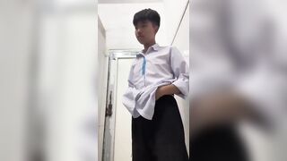 trốn vào nhà vệ sinh sục cu