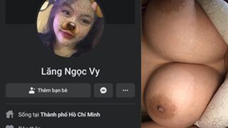 Clip Sex Lăng Ngọc Vy có cặp vú siêu cháy: ngồi móc lồn, lông mu chỉ mới mọc