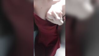 em áo 2 dây đỏ xoa vú trong phòng thay đồ