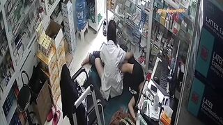 Hack camera Vợ làm tiệm thuốc, trưa đến cứ đè nhau ra chịch