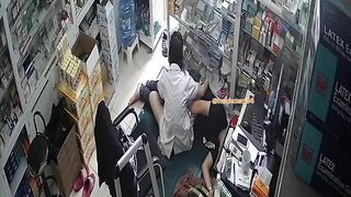 Hack camera Vợ làm tiệm thuốc, trưa đến cứ đè nhau ra chịch