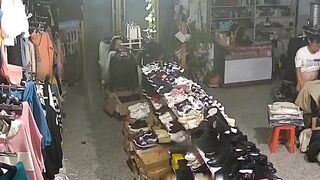 Hack Camera Shop quần áo phát hiện anh chủ tiệm địt em nhân viên bán hàng