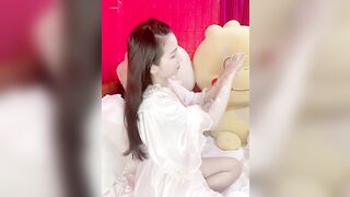 Em thử kem body