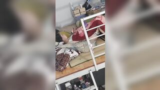 Quay lén em hàng xóm đang móc