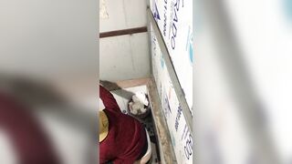 Quay lén chị gái ở quán cơm