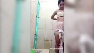 Em học sinh  quay clip tắm cho người yêu