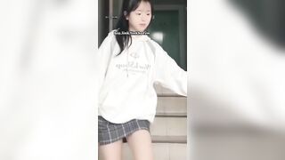 Học sinh Hàn Quốc lén thủ dâm ở cầu thang