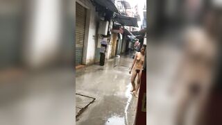 Trời mưa cuốn bay quần áo của em🥲