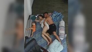 Cặp vợ chồng địt nhau khi đang cho đi con ngủ