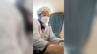 Bác sĩ đến nhà trị tắc sữa cho vợ em