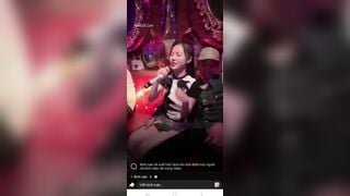 Clip Chu Thanh Huyền Làm Quán Karaoke Vợ Quang Hải Hát Vạn Người Mê