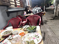 Chụp lén em ban kế bên