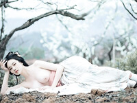 Chụp ảnh nude ở vườn đào em mẫu ảnh vú to tròn